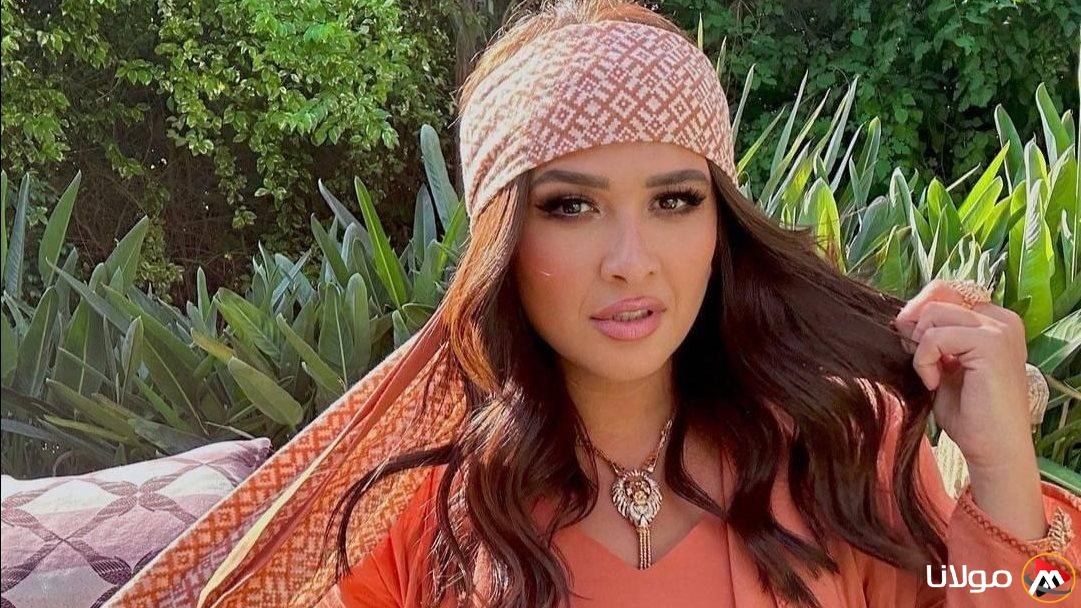 ياسمين عبد العزيز تتألق بجمال ورشاقة في أحدث إطلالة لها