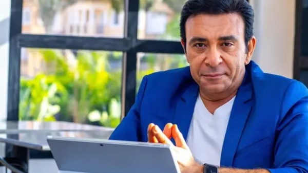 عزاء الإعلامي عاطف كامل في كنيسة مارمرقس وسط حضور أسرته وأصدقائه