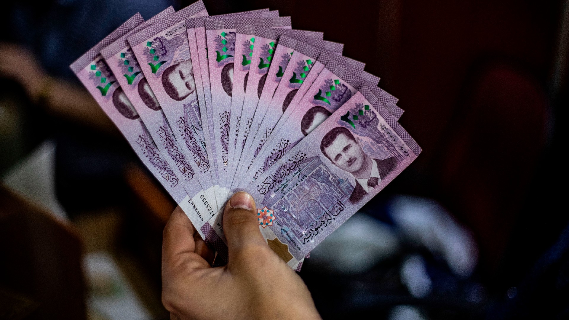 سعر الدولار مقابل الليرة السورية اليوم الأثنين 11 أغسطس 2025 في السوق السوداء والمدن