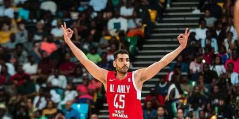 الأهلي يجدد تعاقده مع نجم السلة إيهاب أمين