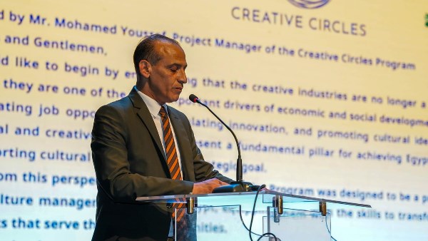 يونيك تكرم وكيل وزارة الثقافة تقديراً لجهوده البارزة في برنامج دوائر الإبداع